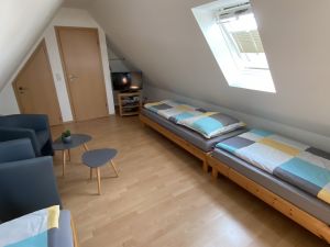 Dreibettzimmer mit TV - Bild 12: Fewo am Wieker Bodden 80m zum Wasser, Terrasse, Balkon, Garten, Fahrräder
