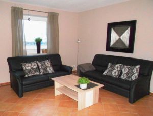 Ferienhaus mit 2 Wohnungen
Boddenblick OG für 5 Personen
Boddenblick EG für 4 Personen - Bild 21: Fewo am Wieker Bodden 80m zum Wasser, Terrasse, Balkon, Garten, Fahrräder