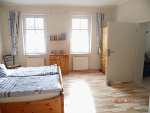 das Schlafzimmer mit Blick in die Wohnküche! - Bild 2: barrierefreie kinder- und hundefreundliche Ferienwohnung****im EG in Lubmin