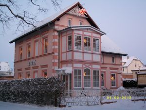Hier ein Anblick auf Haus & Terrasse im Februar 2012 - Bild 12: barrierefreie kinder- und hundefreundliche Ferienwohnung****im EG in Lubmin
