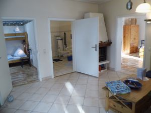 von der Wohnküche aus gelangt man in beide Schlafzimmer, sowie in das Badezimmer,.... als auch in den Wintergarten/ Essecke - Bild 10: barrierefreie kinder- und hundefreundliche Ferienwohnung****im EG in Lubmin