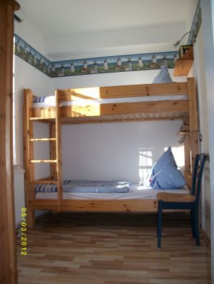 Hier das zweite Schlafzimmer mit Etagenbett; ein Gästebett (190x70) oder Babybett kann problemlos dazu aufgestellt werden. - Bild 7: barrierefreie kinder- und hundefreundliche Ferienwohnung****im EG in Lubmin