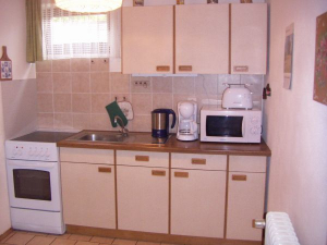 Komplett eingerichtete Küche, Herd mit Ceran-Kochfeld. - Bild 9: Ferienwohnung Nagelschmidt, Region Neumarkt Oberpfalz-Amberg-Nürnberg
