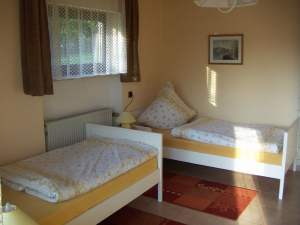 Schlafzimmer 2 mit 2 Einzelbetten - Bild 8: Ferienwohnung Nagelschmidt, Region Neumarkt Oberpfalz-Amberg-Nürnberg