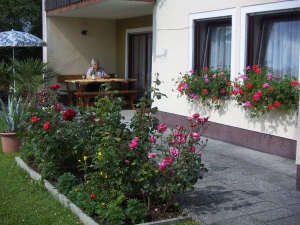Terrasse mit Sitzgarnitur, Wohnung "Gartenblick" - Bild 2: Ferienwohnung Nagelschmidt, Region Neumarkt Oberpfalz-Amberg-Nürnberg