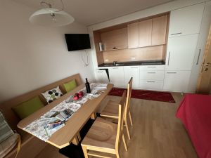 gräumige Wohnküche und Couch. - Bild 1: Haus Rosengarten App. Typ "C&D"