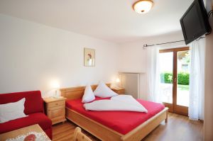 die Zimmer liegen Parterre zum Garten. - Bild 3: Zimmer mit Frühstücksbuffet