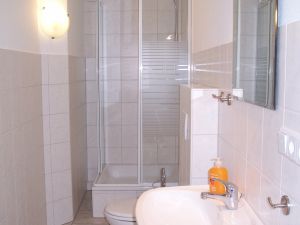 Im Bad finden Sie Dusche, WC, Waschbecken und einen Handtuchheizkörper. Ein Fön und die Badwäsche runden die Ausstattung ab. - Bild 13: Ferienhof Schmiddes, Fewo Spatzennest