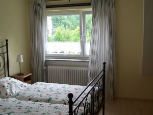Im Elternzimmer steht ein festes Gitterbett für Kleinkinder.
Falls erforderlich, passt noch ein Reisebett hinzu. - Bild 9: Ferienhof Schmiddes, Fewo Spatzennest
