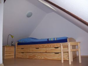 Im Kinderzimmer befindet sich ein Bett, welches ausgezogen werden kann. dann können hier drei Kinder schlafen. - Bild 10: Ferienhof Schmiddes, Fewo Spatzennest