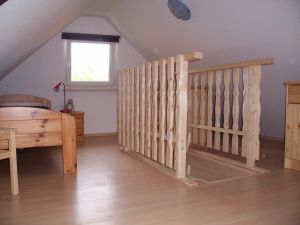 Das Kinderzimmer befindet sich im Spitzdach und ist über eine gesicherte Raumspartreppe zu erreichen. - Bild 11: Ferienhof Schmiddes, Fewo Spatzennest