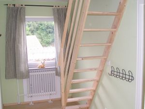 Im Korridor befindet sich die Raumspartreppe zum Kinderzimmer. Die Treppe ist oben und unten mit Gittern zu sichern. - Bild 12: Ferienhof Schmiddes, Fewo Spatzennest