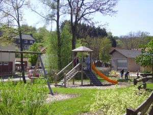 Im Dorf, keine 5 Min. zu Fuß entfernt, befindet sich ein schöner Spielplatz. - Bild 8: Ferienhof Schmiddes, Fewo Spatzennest