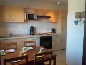 Die Küche verfügt über eine voll ausgestattete Küchenzeile, die alles bietet, was man zum Kochen benötigt. - Bild 17: Ferienhof Schmiddes, Fewo Spatzennest