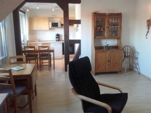 In dieser Wohnung sind Wohnzimmer und Küche verbunden.
Ein Zusatztisch sorgt für genügend Platz um mit mehreren zu essen. - Bild 16: Ferienhof Schmiddes, Fewo Spatzennest