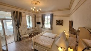 ... aus dem Eingang - Bild 1: Wintergartenzimmer *** / Pension "Villa Erika" *Seebad Lubmin *Ostsee