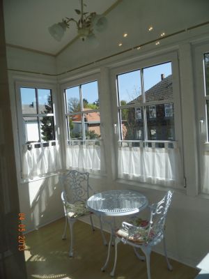 Im Wintergarten haben 2 Personen ausreichend Platz zum Essen oder Schmökern :-)!
Ein Kühlschrank und ein Wasserkocher stehen ebenfalls hier.
Eine Aufbettung ist hier möglich. - Bild 5: Wintergartenzimmer *** / Pension "Villa Erika" *Seebad Lubmin *Ostsee