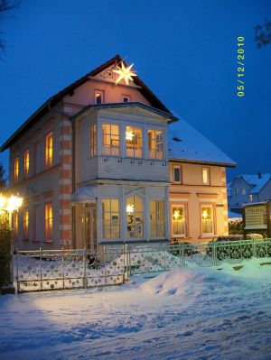 in der Hoffnung, daß es bald wieder schneit,... so schön sieht`s bei Schnee aus!!! - Bild 10: Wintergartenzimmer *** / Pension "Villa Erika" *Seebad Lubmin *Ostsee