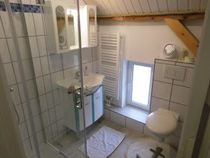 .... und das Badezimmer. - Bild 13: Wintergartenzimmer *** / Pension "Villa Erika" *Seebad Lubmin *Ostsee