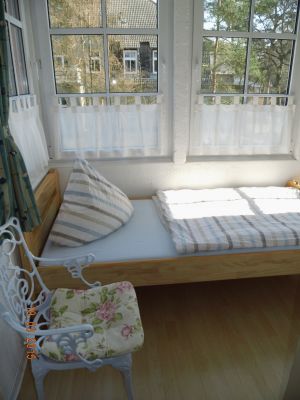 ...Blick auf den Wintergarten mit Aufbettung - Bild 7: Wintergartenzimmer *** / Pension "Villa Erika" *Seebad Lubmin *Ostsee