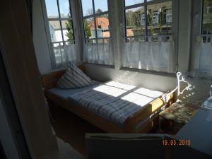 ...Blick auf den Wintergarten mit Aufbettung - Bild 6: Wintergartenzimmer *** / Pension "Villa Erika" *Seebad Lubmin *Ostsee