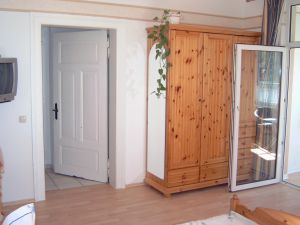 Blick auf Eingangs- und Wintergartentür - Bild 3: Wintergartenzimmer *** / Pension "Villa Erika" *Seebad Lubmin *Ostsee