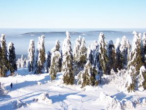 Der höchste Berg Frankens kann im Winter über die Schneebergstraße bestiegen werde. Es bietet sich ein Ausblick in die bizarre Winterlandschaft und hinüber zum Waldstein. - Bild 14: Erholung und Entschleunigung am Weissenstädter See im Fichtelgebirge