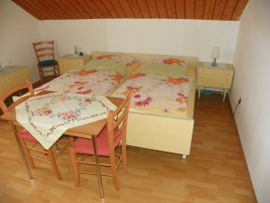 Doppelbettzimmer mit wunderschönen Blick auf den Gartenteich des Nachbargrundstückes. - Bild 4: Erholung und Entschleunigung am Weissenstädter See im Fichtelgebirge