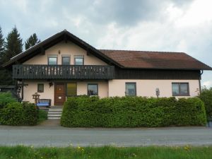 Unser Haus in ruhiger Lage am Wald- und Stadtrand nicht weit vom Weißenstädter See bietet einen idealen Ausgangspunkt für Fuß- und Radwanderungen zu den Gipfeln und den Quellen des Fichtelgebirges. Die Therme Siebenquell liegt nahe unserem Haus.

Hundebesitzer finden Entspannung und Erholung im Wald, am See und auf der Flur. - Bild 9: Erholung und Entschleunigung am Weissenstädter See im Fichtelgebirge