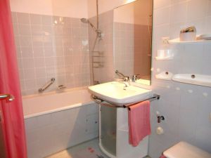 möbliert, Kosmetikspiegel, Föhn,
separate Toilette - Bild 12: Ferienwohnung Sauer in Immenstaad - mit herrlichem Panorama-See-/Alpenblick