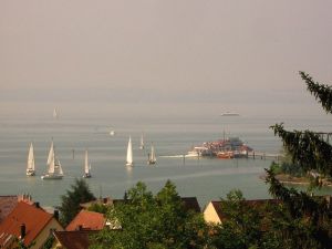 mit Schiffslandestelle, Lädine und Katamaran, Schiff der Bodenseeflotte, Segelbooten - Bild 21: Ferienwohnung Sauer in Immenstaad - mit herrlichem Panorama-See-/Alpenblick