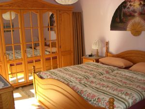 Super sind die Matratzen und schon vom Bett aus können Sie auf den Bodensee und die Alpen sehen - Bild 10: Ferienwohnung Sauer in Immenstaad - mit herrlichem Panorama-See-/Alpenblick