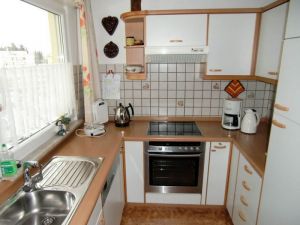 Viel Komfort wartet auf Sie:
Spülmaschine, Mikrowelle, Herd/Backofen, Wasserkocher, Eierkocher, Toaster, Kühl-/Gefrierschrank usw. - Bild 9: Ferienwohnung Sauer in Immenstaad - mit herrlichem Panorama-See-/Alpenblick
