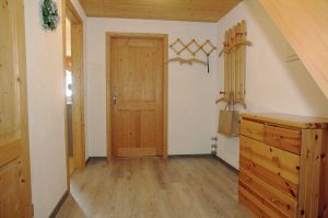Geräumige Diele mit Treppe innerhalb der Wohnung zum dritten Schlafzimmer. - Bild 8: Großzügige Ferienwohnung im Allgäu mit Balkon - Landhaus Jörg