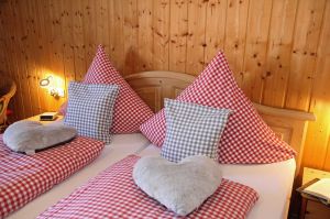 Ein Doppelbett ist in Komfortlänge von 2,20m. - Bild 4: Großzügige Ferienwohnung im Allgäu mit Balkon - Landhaus Jörg