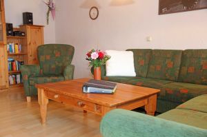 das gemütliche, großzügige Wohnzimmer der Familienwohnung - Bild 10: Großzügige Ferienwohnung im Allgäu mit Balkon - Landhaus Jörg
