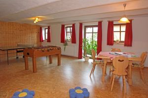 der große Freizeitraum mit Tischtennis, Kicker und Spielsachen - Bild 12: Großzügige Ferienwohnung im Allgäu mit Balkon - Landhaus Jörg