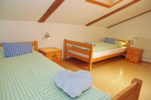 das dritte Schlafzimmer der Wohnung verfügt über zwei Einzelbetten - Bild 6: Großzügige Ferienwohnung im Allgäu mit Balkon - Landhaus Jörg
