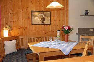 Platz für gemeinsame Mahlzeiten. - Bild 2: Großzügige Ferienwohnung im Allgäu mit Balkon - Landhaus Jörg