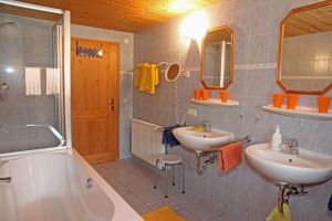 Das große Bad hatte Wanne und Dusche. Es gibt ein separates WC in der Wohnung. - Bild 7: Großzügige Ferienwohnung im Allgäu mit Balkon - Landhaus Jörg