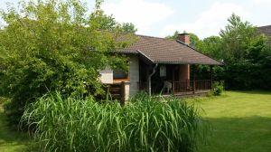... mit überdachter Terrasse und Zugang zur Wiese. - Bild 13: Ferienhaus "Otto" in Garding auf Eiderstedt