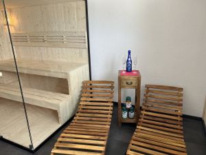 Ganz neu bei uns im Fernblick ist Deine kleine, private Ruhe-Oase, in der Du mal so richtig entspannen und die Seele baumeln lassen kannst.
Ob ein wärmendes Bad in der freistehenden Badewanne mit Ausblick aus dem Fenster oder Kraft tanken in der Sauna die genug Platz zum sitzen oder liegen bietet mit anschließender Erfrischung in der Regenwald-Dusche oder einfach nur relaxen auf den Ruheliegen.
Es bleibt Dir überlassen was Du machst, denn die kleine Auszeit vom Alltag hast Du ganz für Dich allein oder mit Deinem Partner.
Du kannst sie spontan bei uns im Haus buchen oder auch gerne
(als Überraschung für Deinen Liebste/n? :-)) vor der Anreise. - Bild 3: Pension Fernblick - Urlaub mit Herz im bayerischen Wald