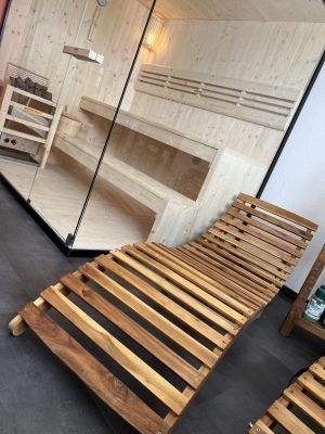 Ganz neu bei uns im Fernblick ist Deine kleine, private Ruhe-Oase, in der Du mal so richtig entspannen und die Seele baumeln lassen kannst.
Ob ein wärmendes Bad in der freistehenden Badewanne mit Ausblick aus dem Fenster oder Kraft tanken in der Sauna die genug Platz zum sitzen oder liegen bietet mit anschließender Erfrischung in der Regenwald-Dusche oder einfach nur relaxen auf den Ruheliegen.
Es bleibt Dir überlassen was Du machst, denn die kleine Auszeit vom Alltag hast Du ganz für Dich allein oder mit Deinem Partner.
Du kannst sie spontan bei uns im Haus buchen oder auch gerne
(als Überraschung für Deinen Liebste/n? :-)) vor der Anreise. - Bild 4: Pension Fernblick - Urlaub mit Herz im bayerischen Wald