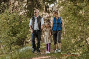 Genießen Sie die Ruhe in und um unser Haus, denn eine Straße oder einen Nachbarn gibt es erst in 500 Meter Entfernung, dafür aber viel Garten, Wiese, Wald und der Wanderweg direkt hinter dem Haus... - Bild 1: Pension Fernblick - Urlaub mit Herz im bayerischen Wald
