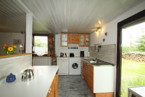 Küchenarbeitsbereich mit Ausgang nach Draußen - Bild 4: Ferienhaus Woennmann in Anraff