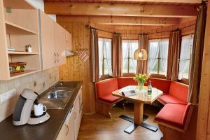 Küche mit Essecke im Erker - Bild 1: 4-Sterne-Traum-FeHaus im Schwarzwald, stadtnah und trotzdem ruhig gelegen