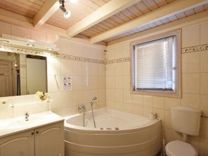 im Erdgeschoss mit Whirlpool - Bild 11: Ferienhaus Ostseeblick im Ostseebad Baabe auf der Insel Rügen