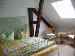 Im Schlafzimmer befindet sich eine gemütliche Sitzecke. - Bild 10: Ferienhof Schmiddes, Fewo Waschbärenhöhle