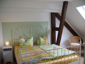 Im Elternzimmer kann, je nach Bedarf, ein Baby- Reisebett zugestellt werden. - Bild 11: Ferienhof Schmiddes, Fewo Waschbärenhöhle