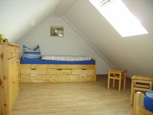 Das Kinderzimmer dieser Fewo befindet sich im Spitzdach.
Ein Bett kann zusätzlich ausgezogen werden, so dass hier drei Kinder schlafen können. - Bild 12: Ferienhof Schmiddes, Fewo Waschbärenhöhle
